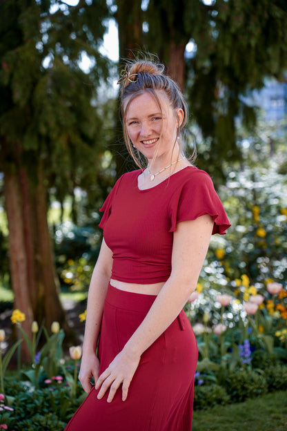 Nachhaltige Sommermode aus Tencel in Kirschrot