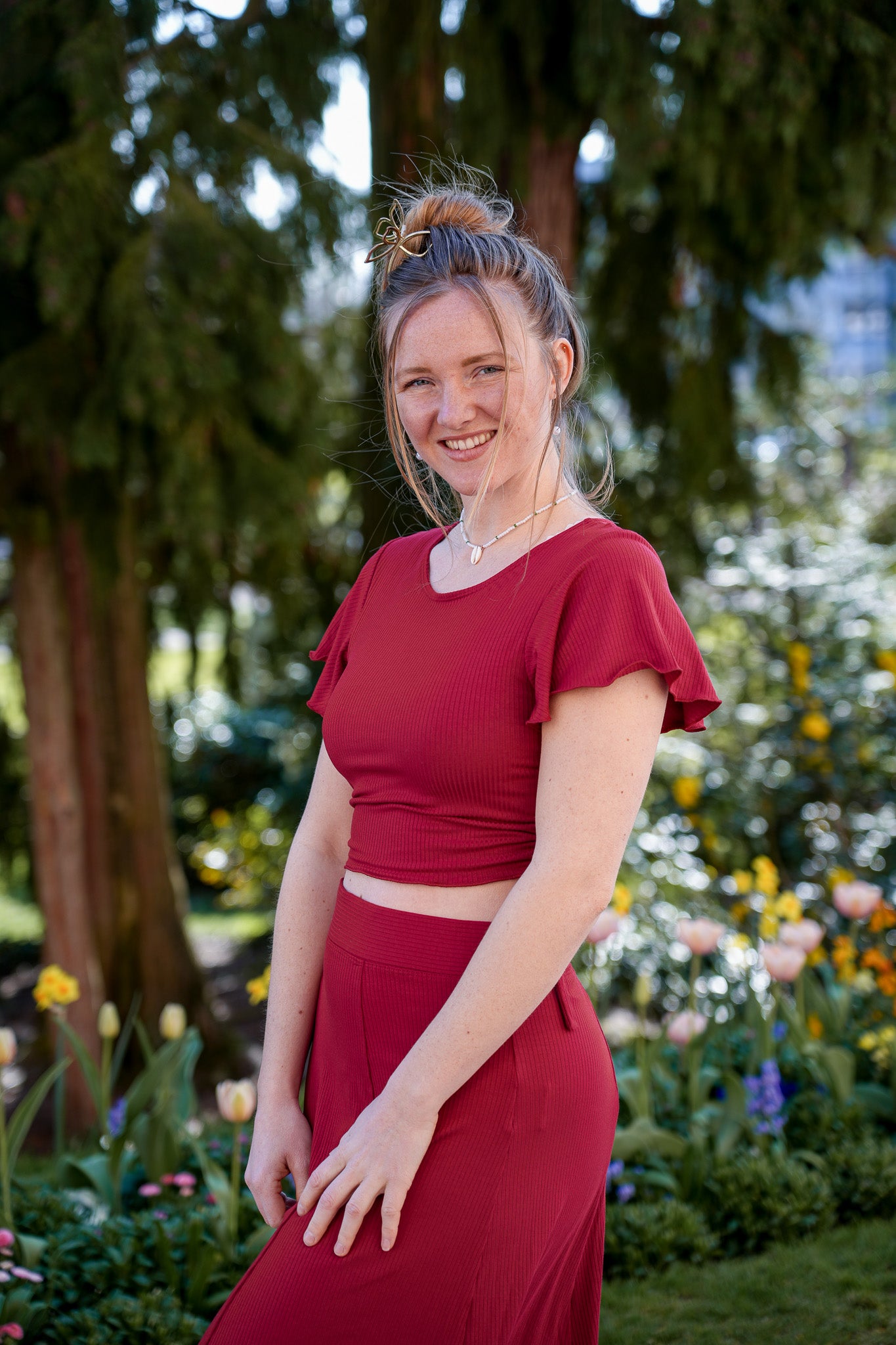 Nachhaltige Sommermode aus Tencel in Kirschrot