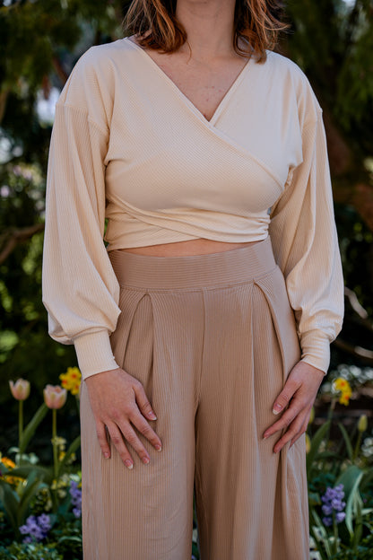 Elegante Stoffhose mit raffinierten Details in Sandbeige