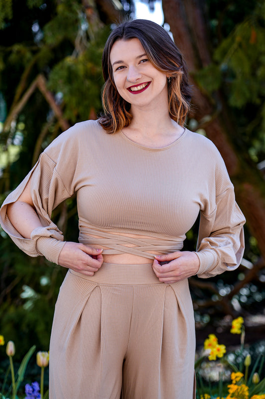 Luftiges Damenoberteil mit femininen Details in Sandbeige 