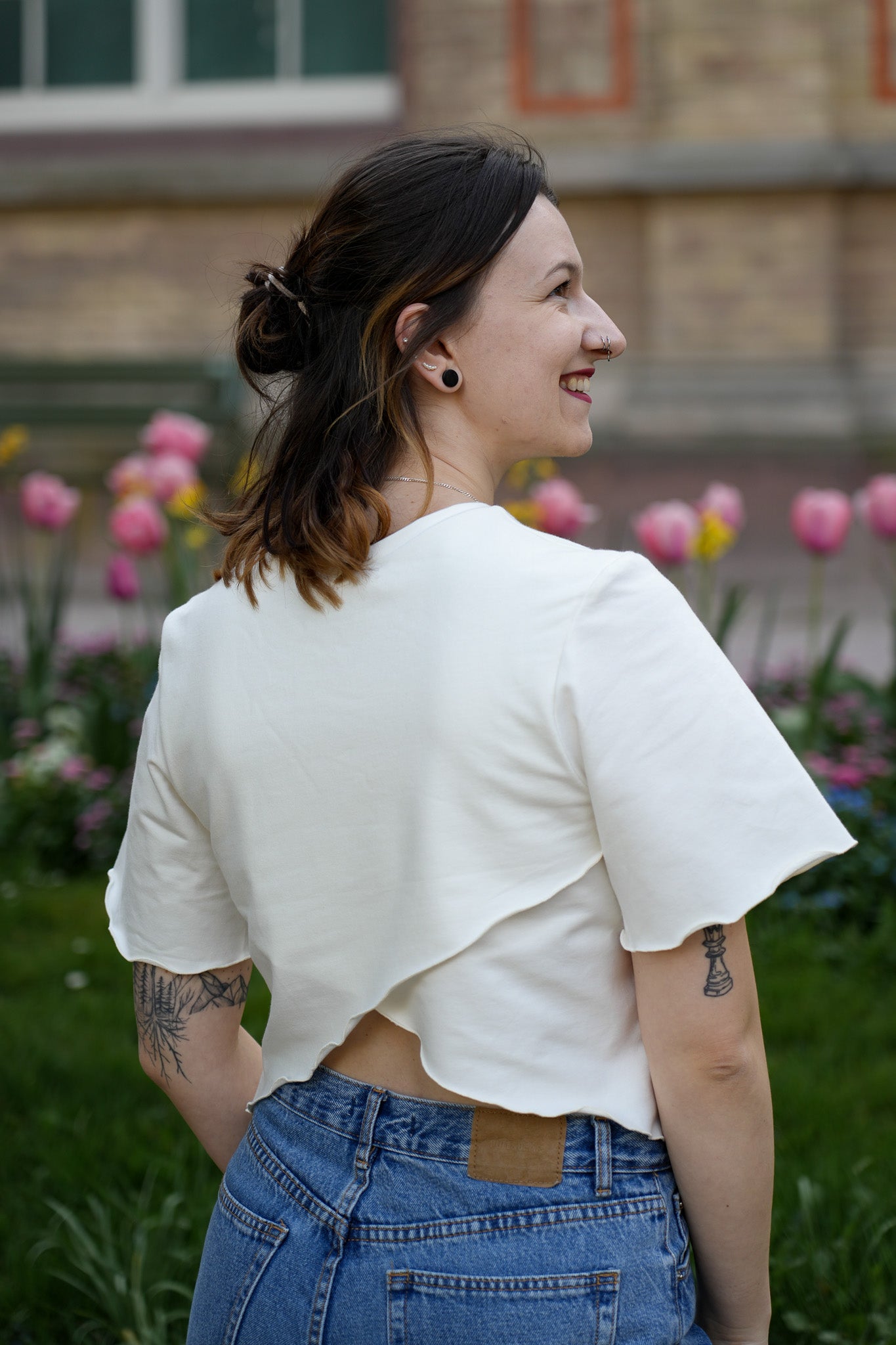 Umweltfreundliches Sommeroberteil für Frauen mit femininem Design