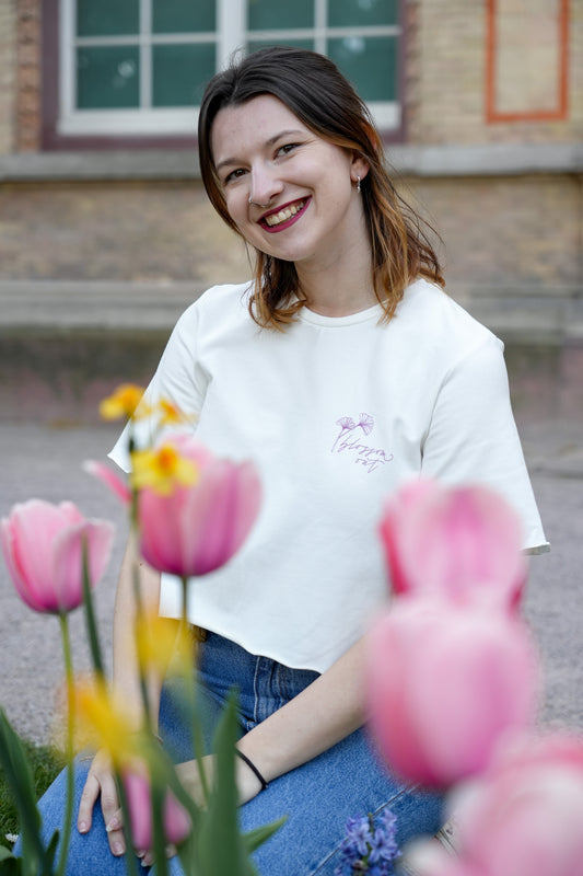 Feminines Crop-Shirt mit Rüschenärmeln aus Bio-Baumwolle in Naturweiß