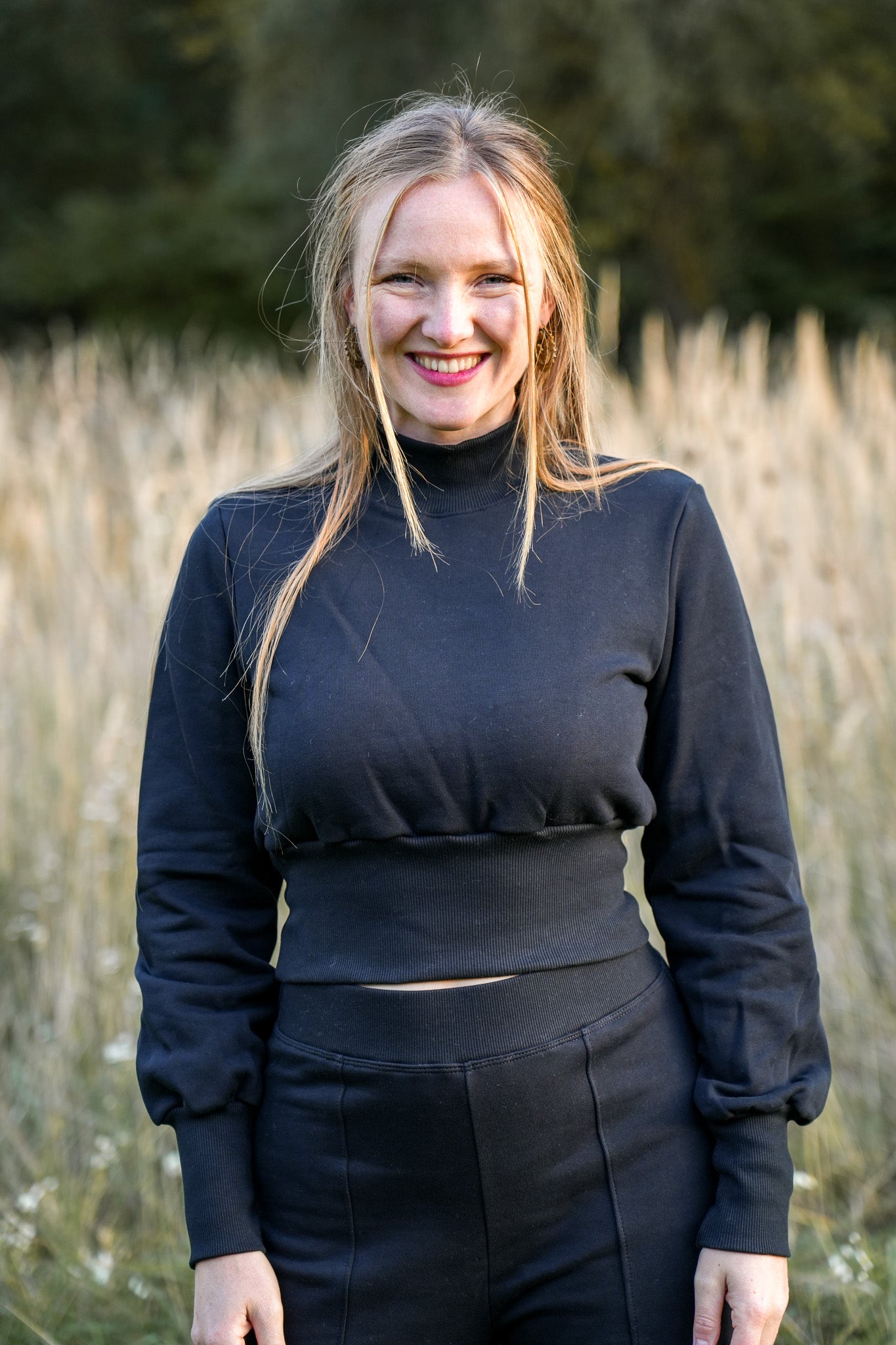 Schwarzer Cropped Pullover mit kurzem Rollkragen aus Bio-Baumwolle