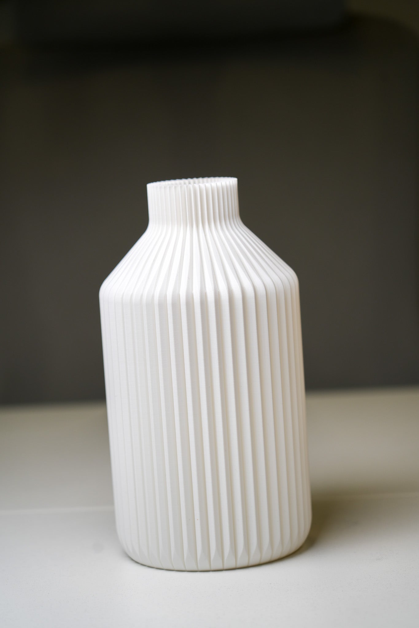 Günstige und moderne Vase für zuhause in weiß