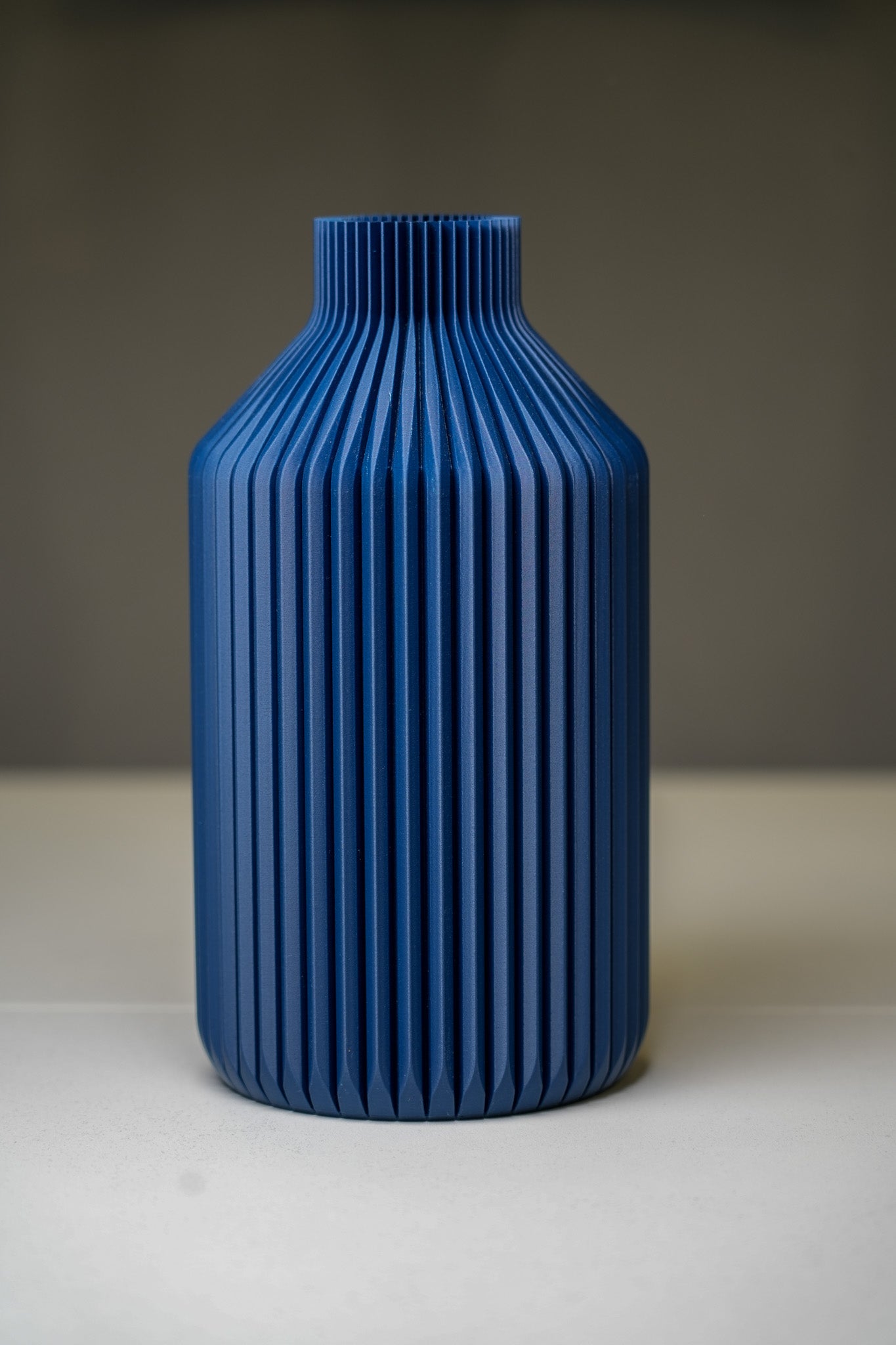 Günstige 3D Vase in dunkelblau für dein Zuhause und Trockenblumen