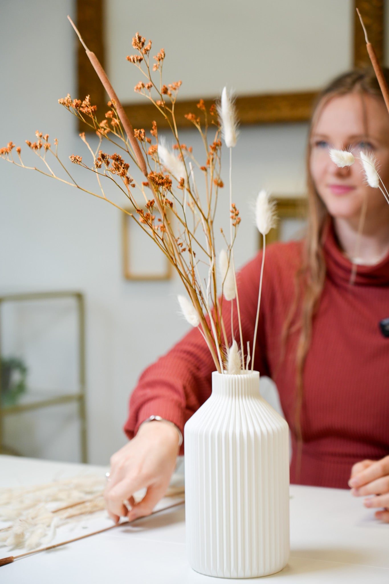 Vase aus Plastik ähnlichem Stoff die wunderschön ist und nicht kaputt geht für Trockenblumen in weiß