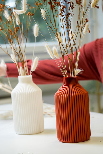 Rostrote minimalistische und nachhaltige Vase die robust ist