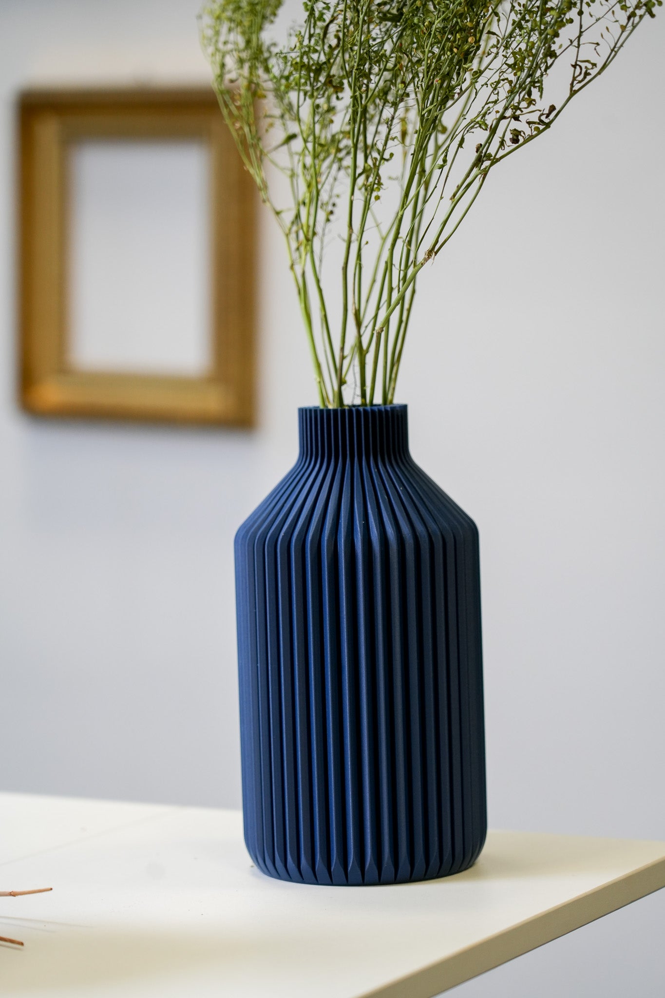 Schlichte Vase als Geschenkidee für alle in dunkelblau