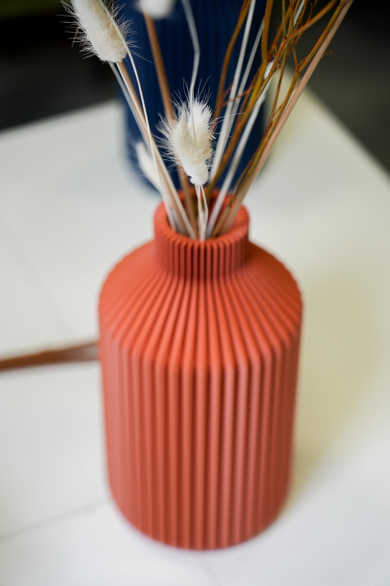 Wunderschöne schlichte Vase für dein Zuhause in rostrot