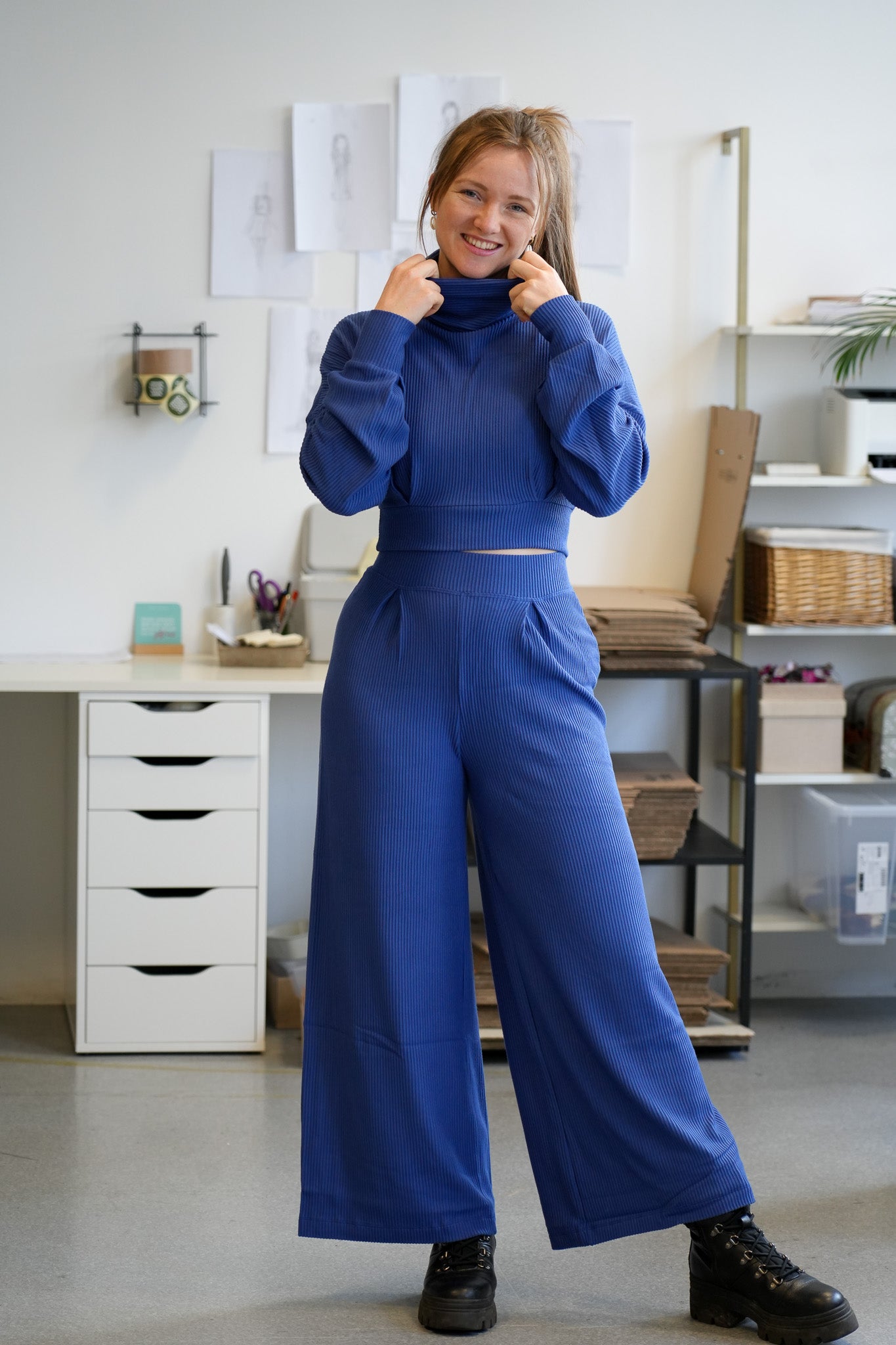 Weite Hose in Cobaltblau mit High-Waist-Schnitt