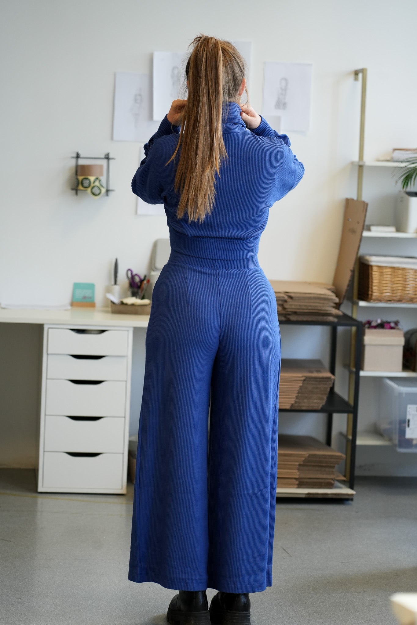 Bequeme High-Waist-Hose mit weitem Bein in kräftigem Blau