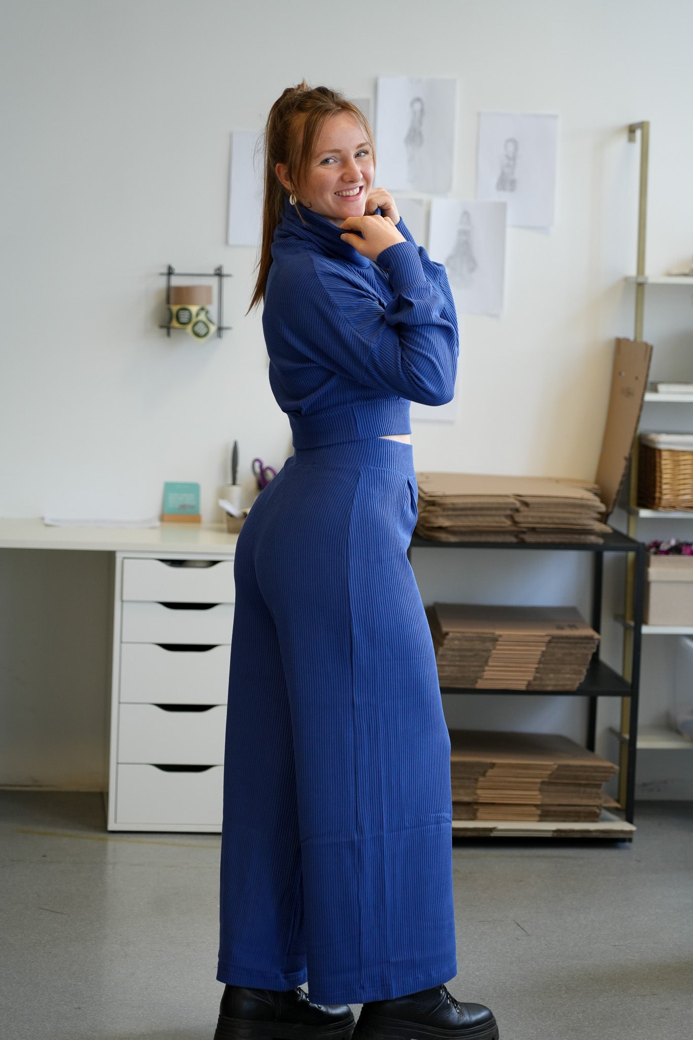 Nachhaltige Damenhose aus geripptem Stoff in Blau