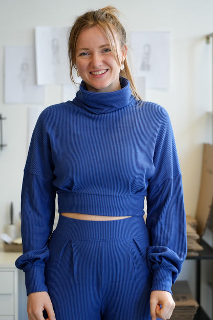 Kurz geschnittener Damenpulli in kräftigem Blau aus Rippstoff