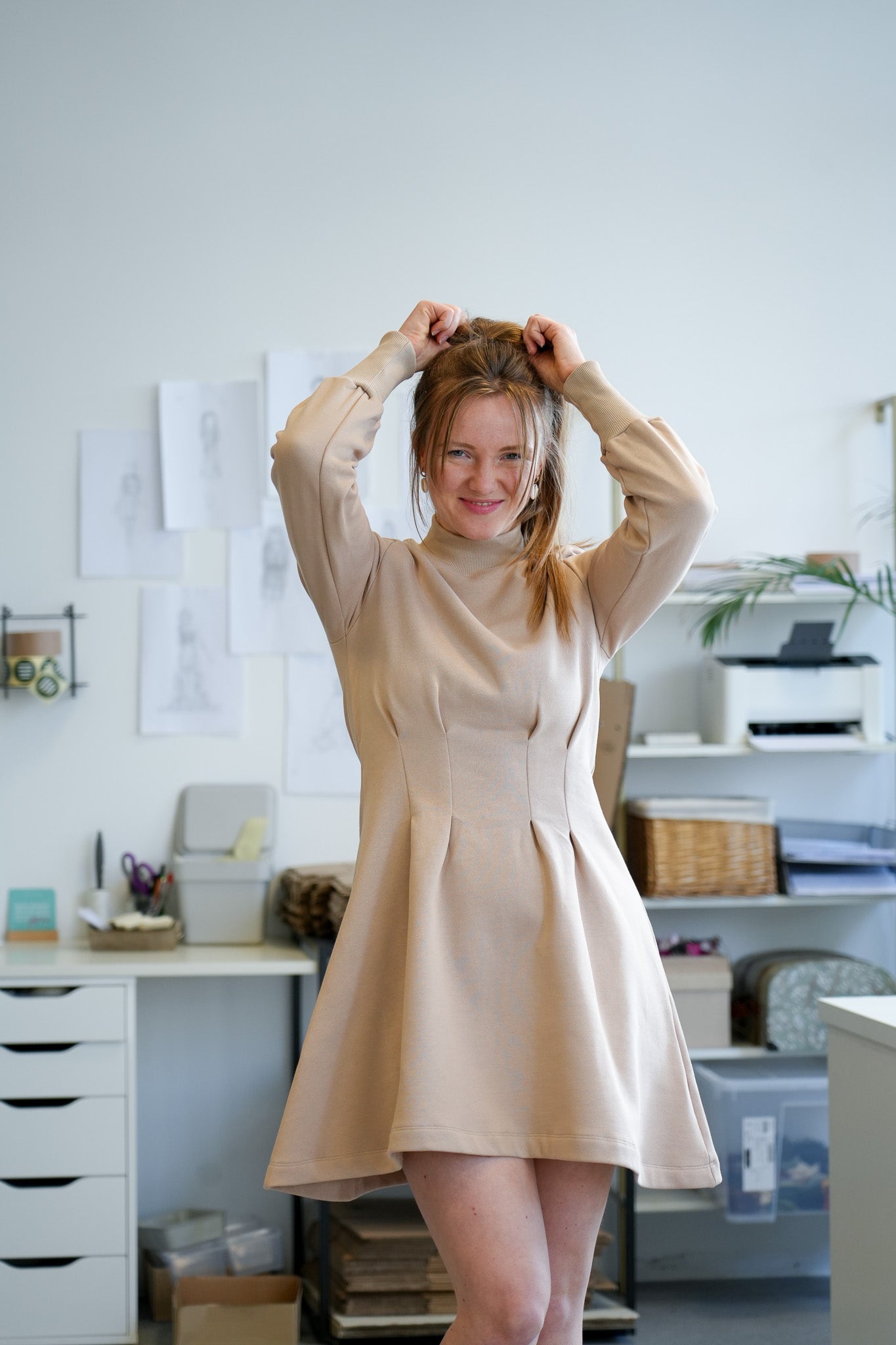 Schlichtes Damenkleid in Naturton mit schmeichelnder Passform