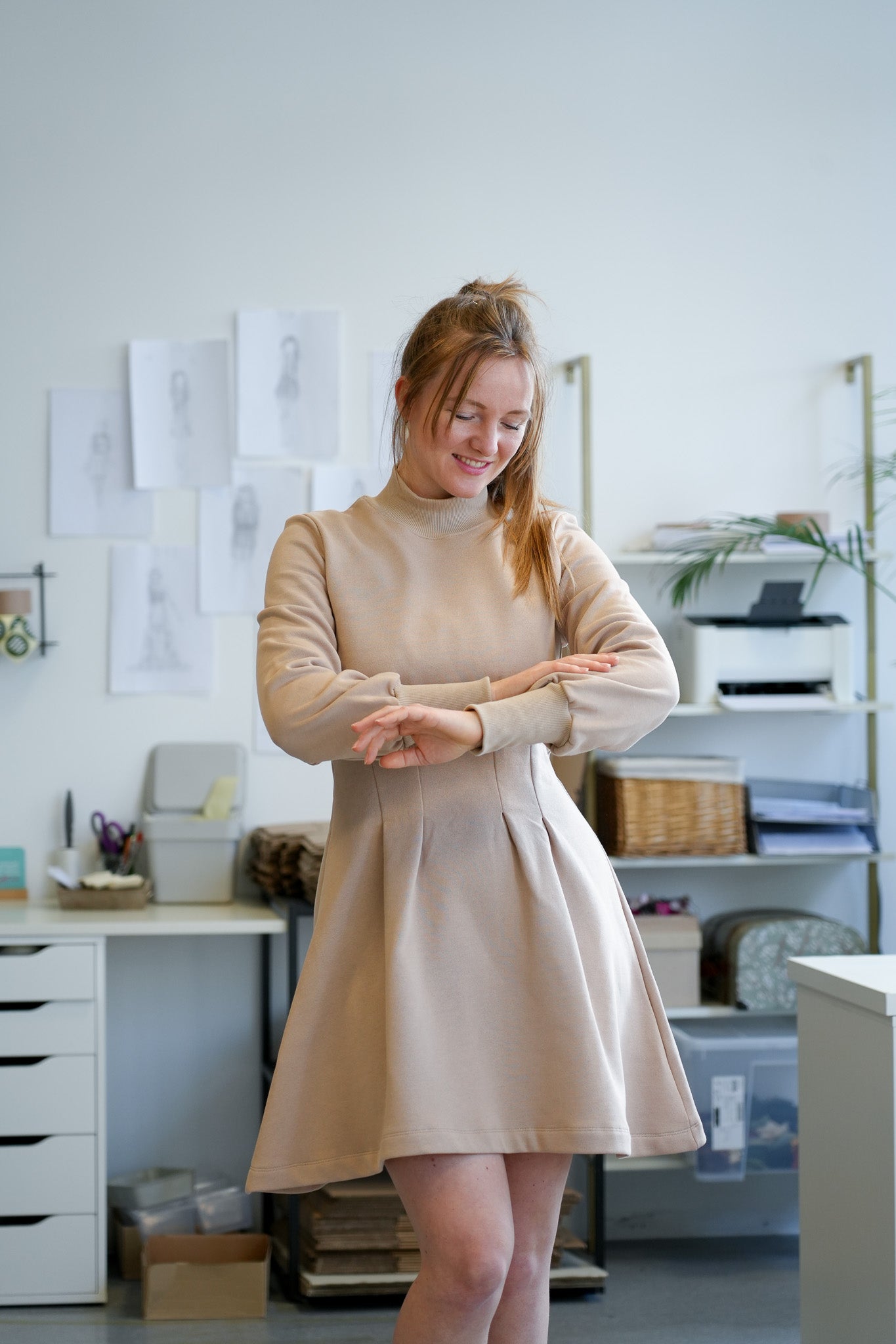 Figurbetontes Sweatkleid in sandigem Farbton