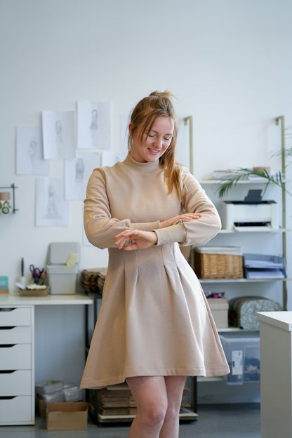 Figurbetontes Sweatkleid in sandigem Farbton