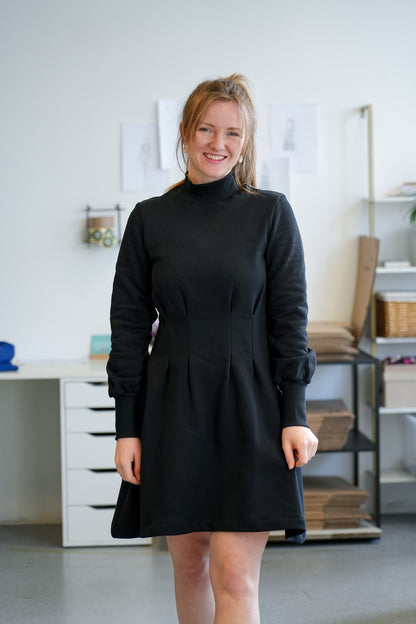 Tailliertes Damenkleid in Schwarz mit Mini-Rollkragen