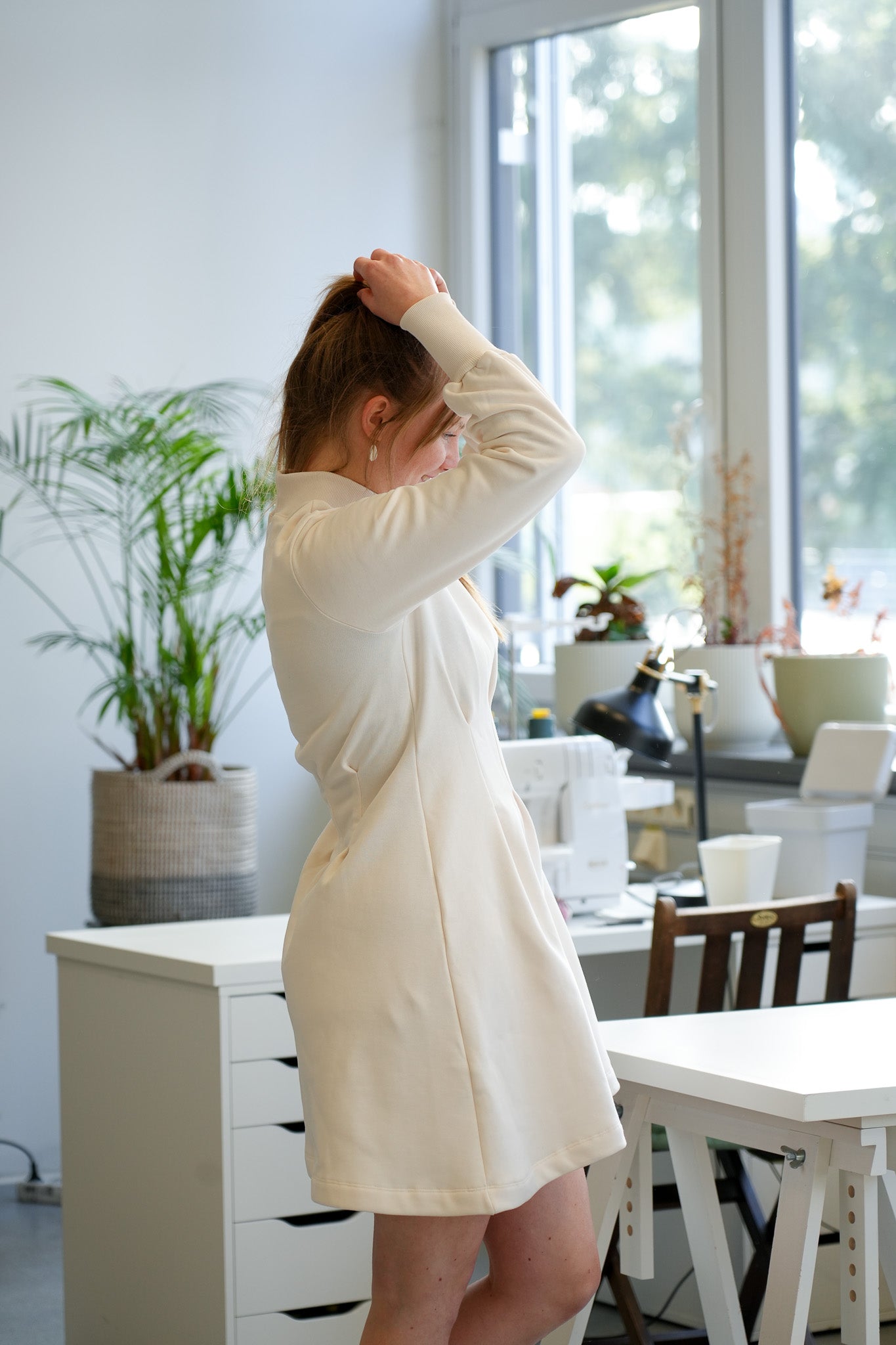 Tailliertes Damenkleid in Weiß mit Mini-Rollkragen