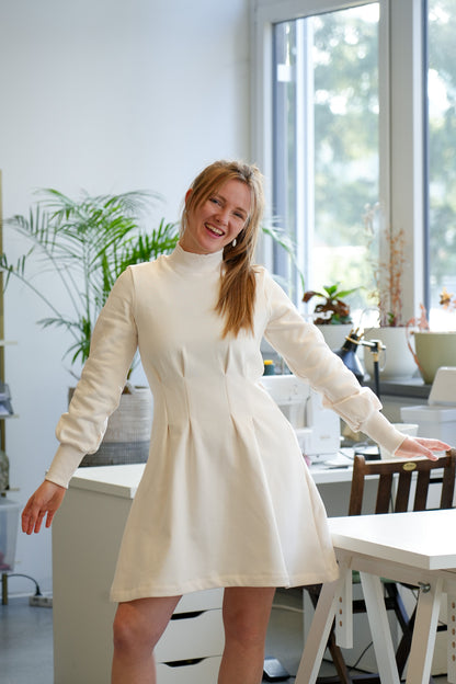 Knielanges Sweatkleid in Weiß mit langen Ärmeln