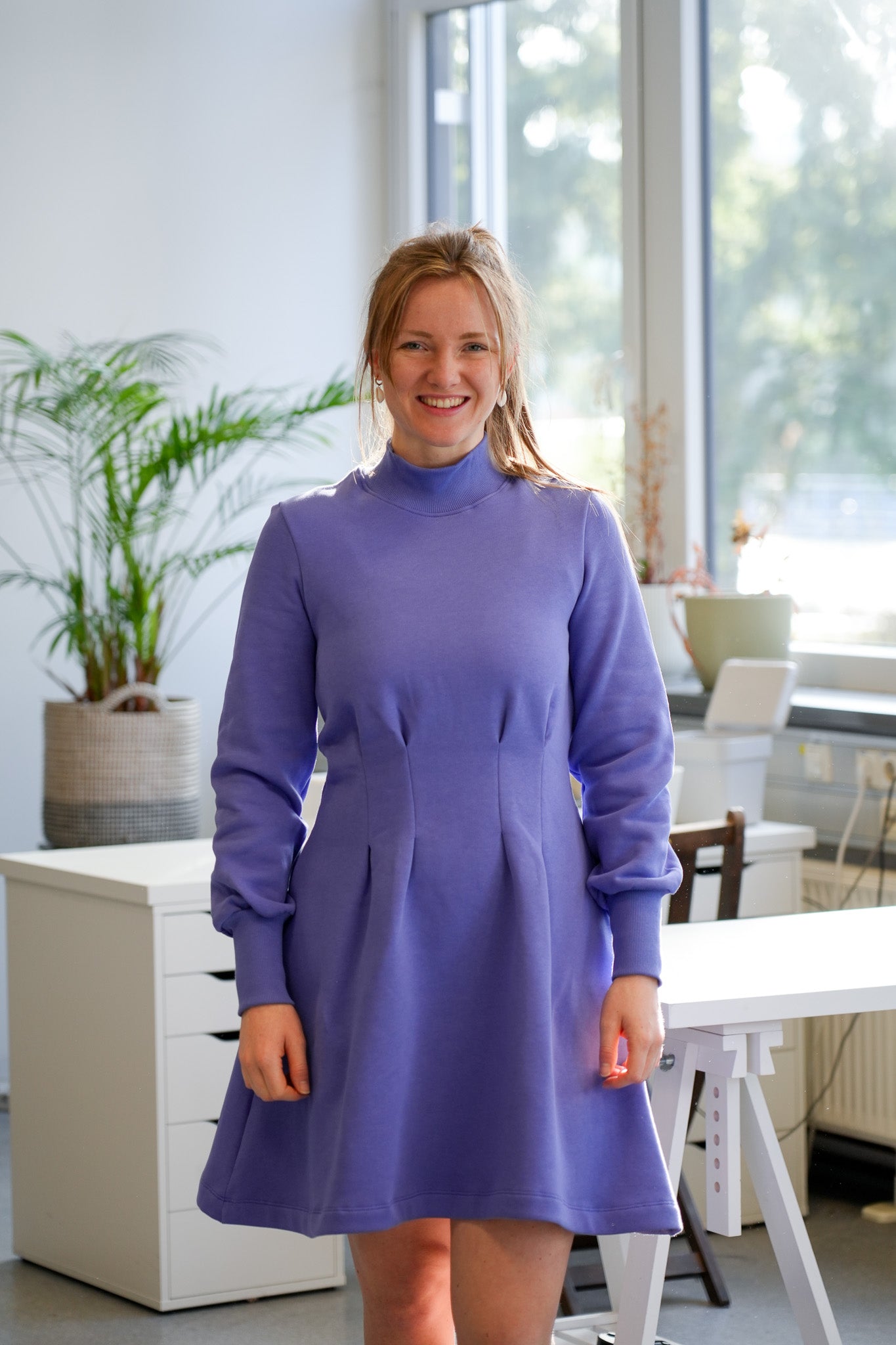 Warmes Bio-Baumwollkleid mit betonter Taille