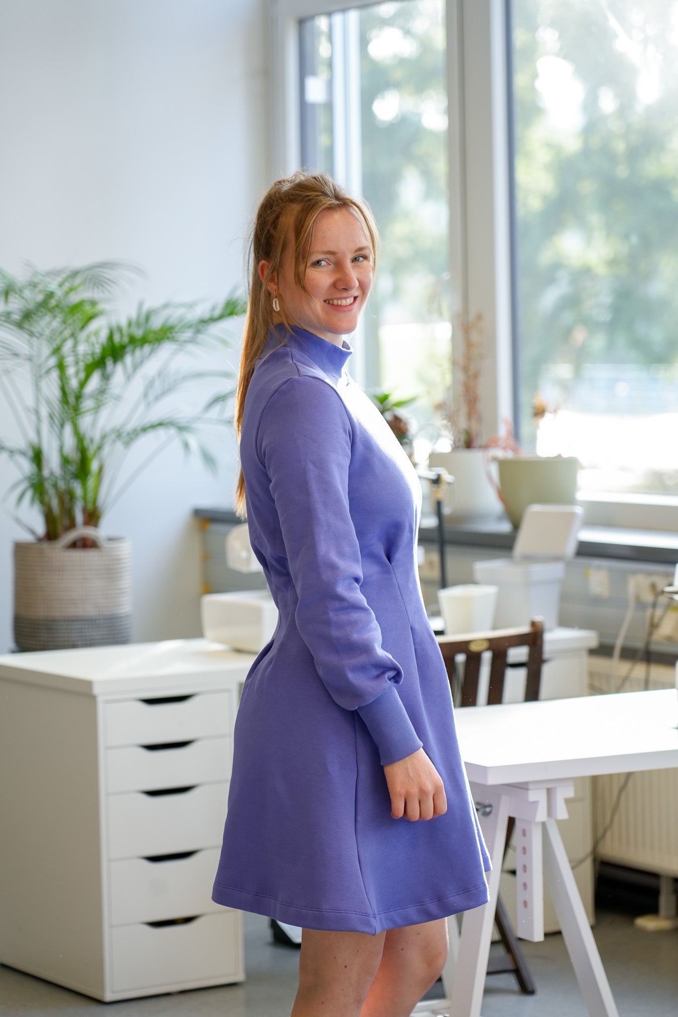 Figurbetontes Sweatkleid in kräftigem Blauton