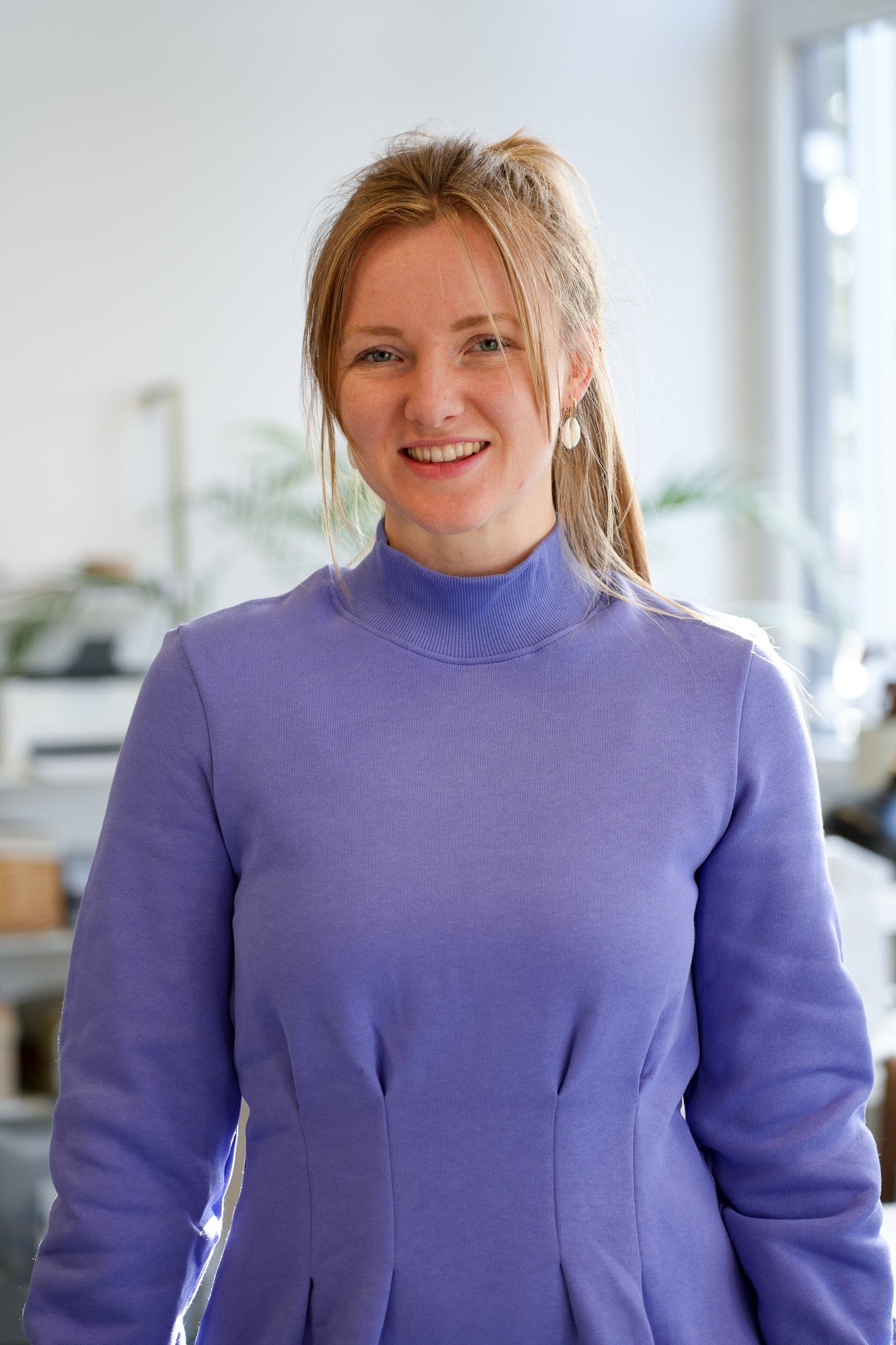 Tailliertes Damenkleid in intensivem Blau-Violett