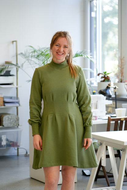 Knielanges Damenkleid in dunklem Grünton