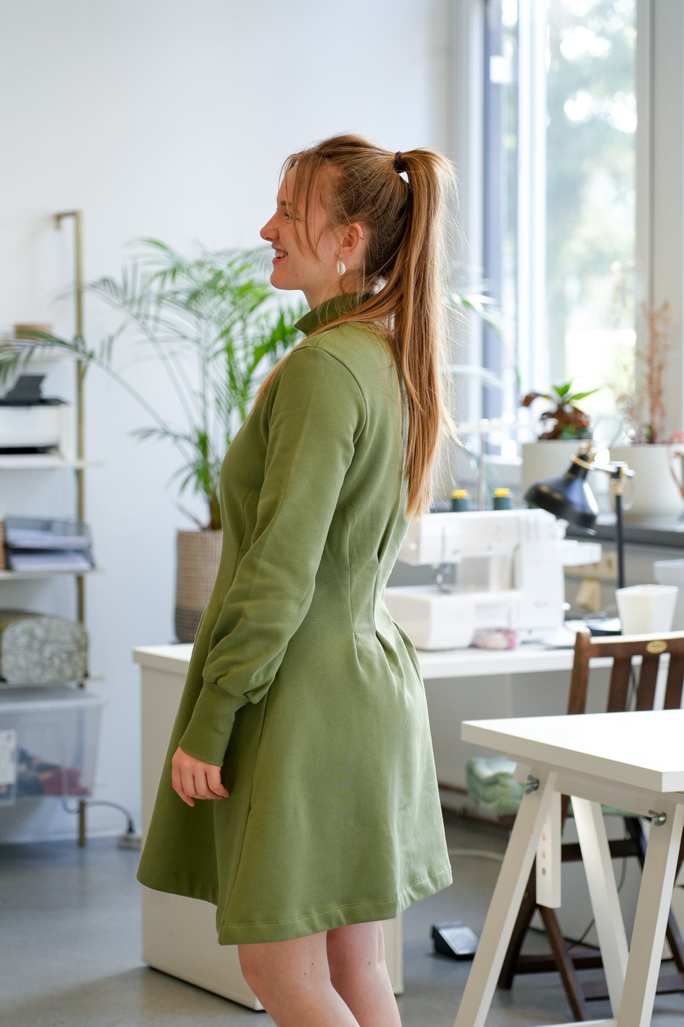 Warmes Kleid in Olivfarbe aus nachhaltigem Sweatstoff