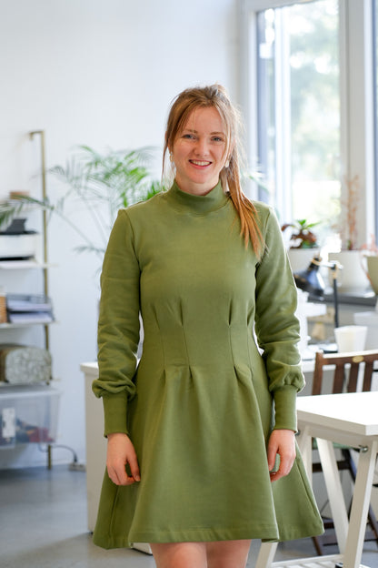 Tailliertes Winterkleid in Olive mit Mini-Rollkragen