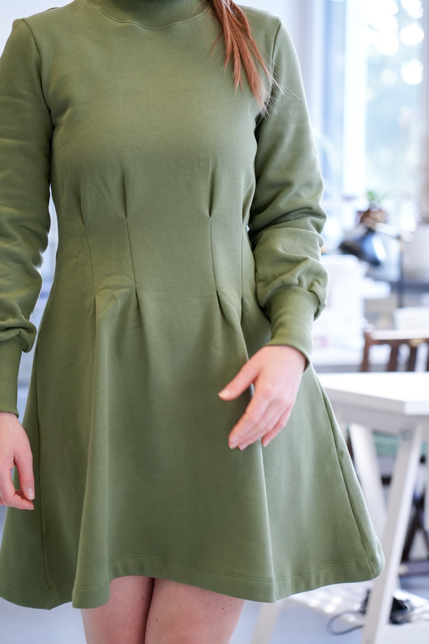 Olivgrünes Sweatkleid aus dicker Bio-Baumwolle