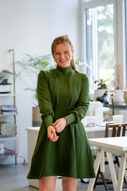 Knielanges Kleid in Tannengrün aus Bio-Baumwolle