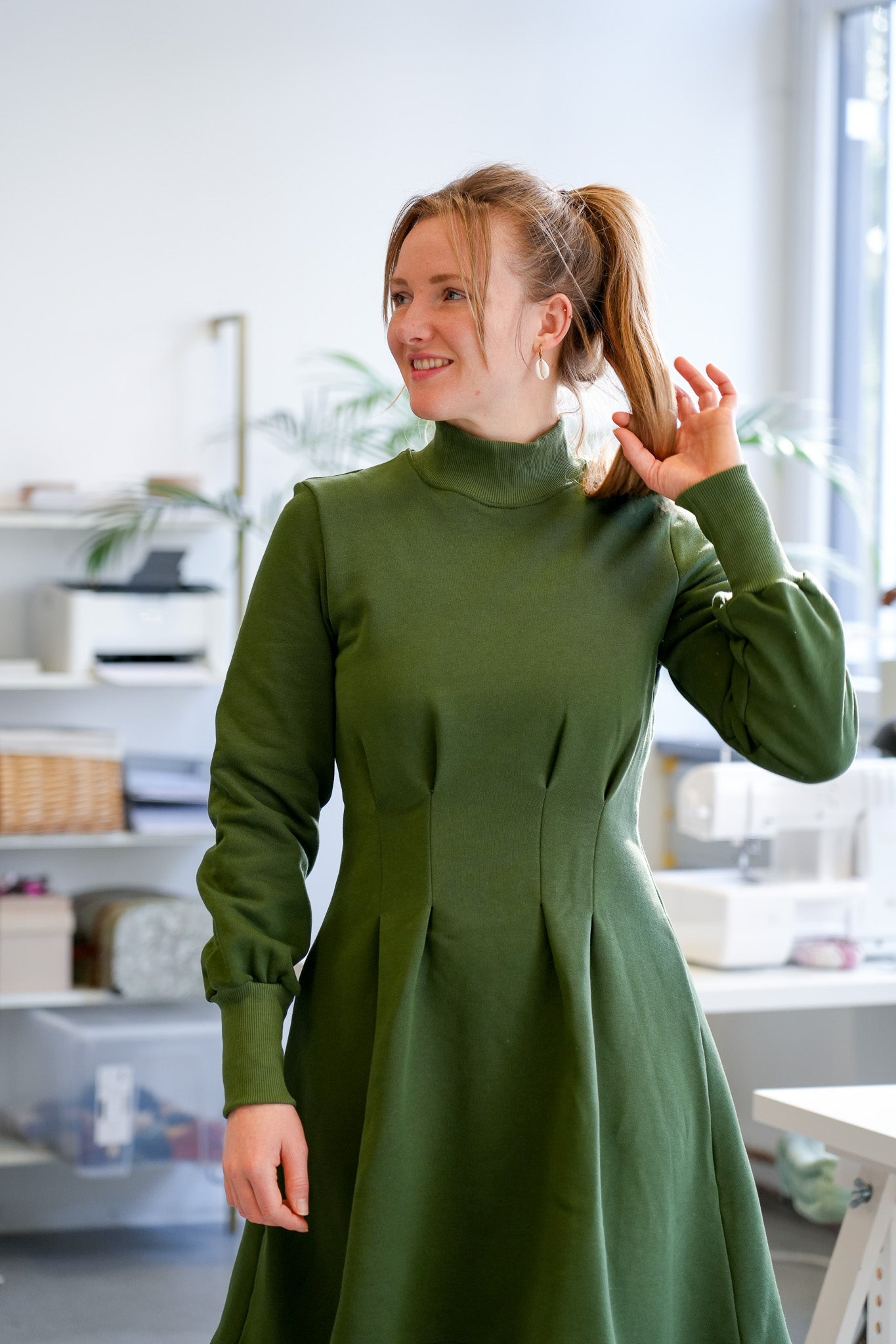 Tailliertes Damenkleid in Waldgrün mit Mini-Rollkragen