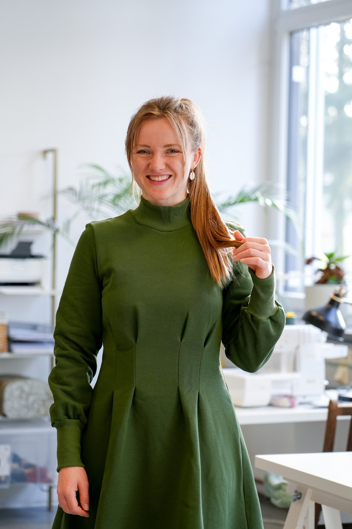 Dunkelgrünes Winterkleid aus dickem Bio-Sweatstoff