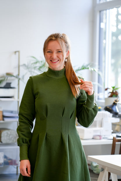 Dunkelgrünes Winterkleid aus dickem Bio-Sweatstoff