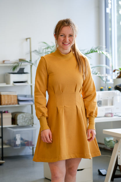 Figurbetontes Kleid in Curry mit langen Ärmeln