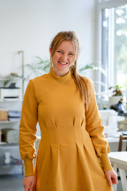 Tailliertes Damenkleid in warmem Senfton