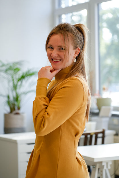 Knielanges Sweatkleid in Curry mit Mini-Rollkragen