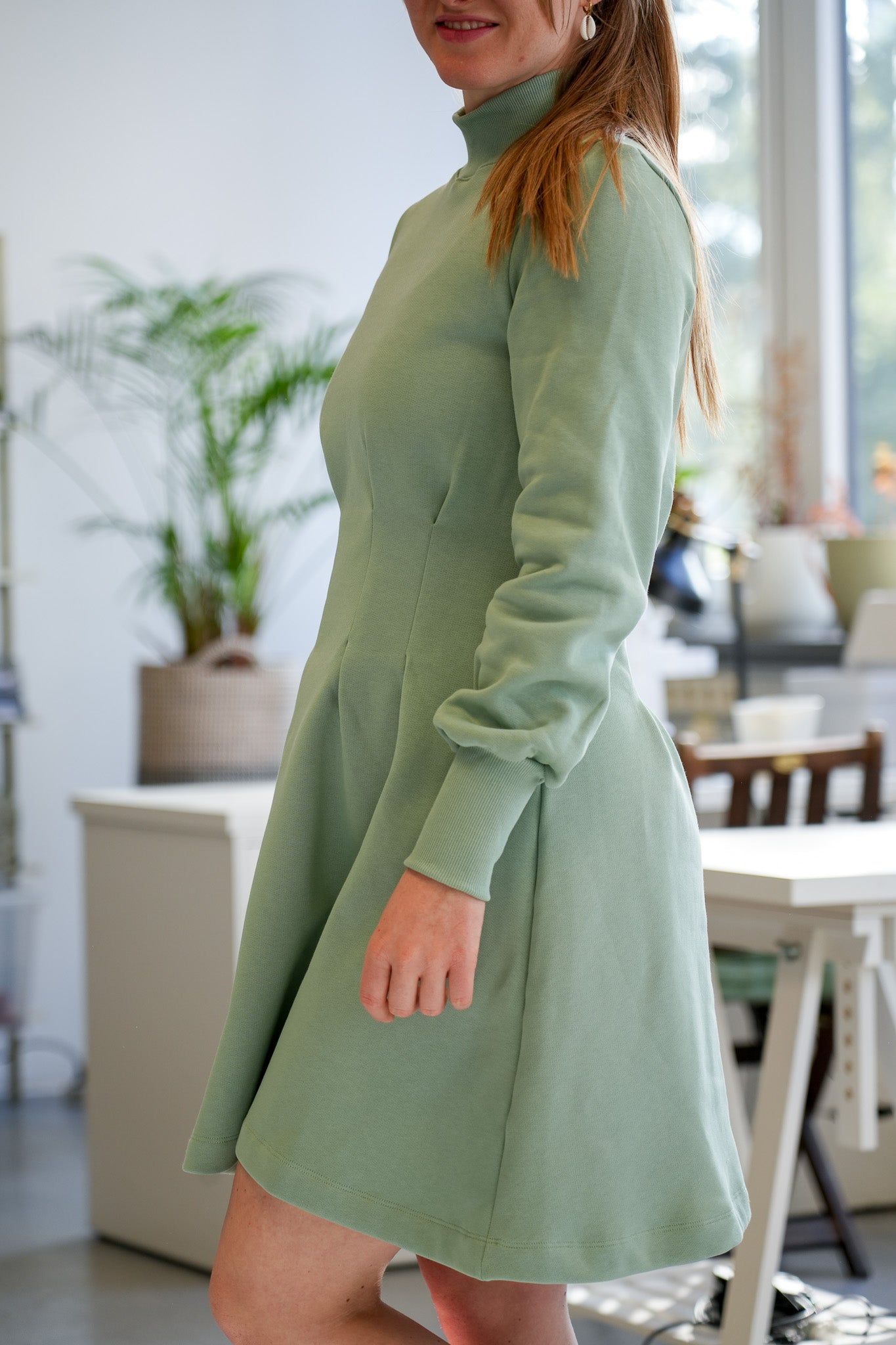 Tailliertes Damenkleid in Sage Green mit Rollkragen