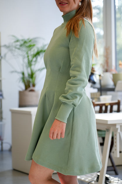 Tailliertes Damenkleid in Sage Green mit Rollkragen