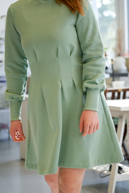 Mintfarbenes Winterkleid aus dickem Bio-Sweatstoff