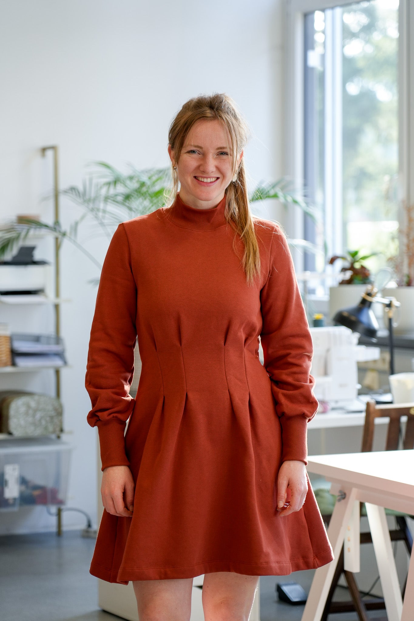 Knielanges Kleid in warmem Rostton aus Bio-Baumwolle