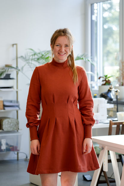 Knielanges Kleid in warmem Rostton aus Bio-Baumwolle