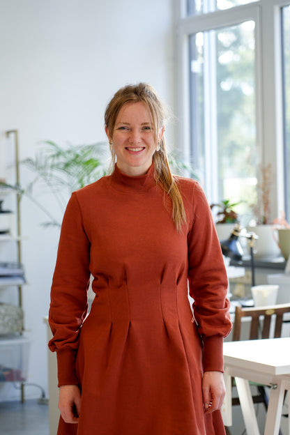 Tailliertes Damenkleid in Sienna mit Mini-Rollkragen