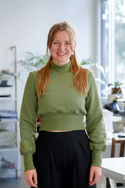 Kurzer Pullover in warmem Olivton mit modernem Schnitt