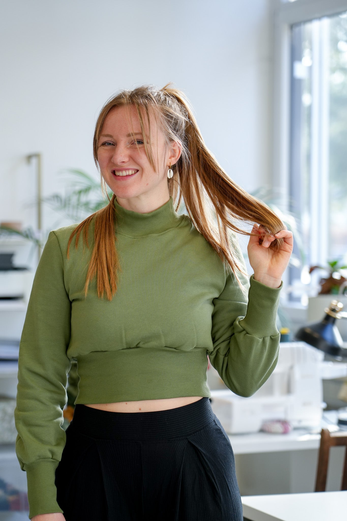 Olivgrüner Cropped Pullover mit Rollkragen