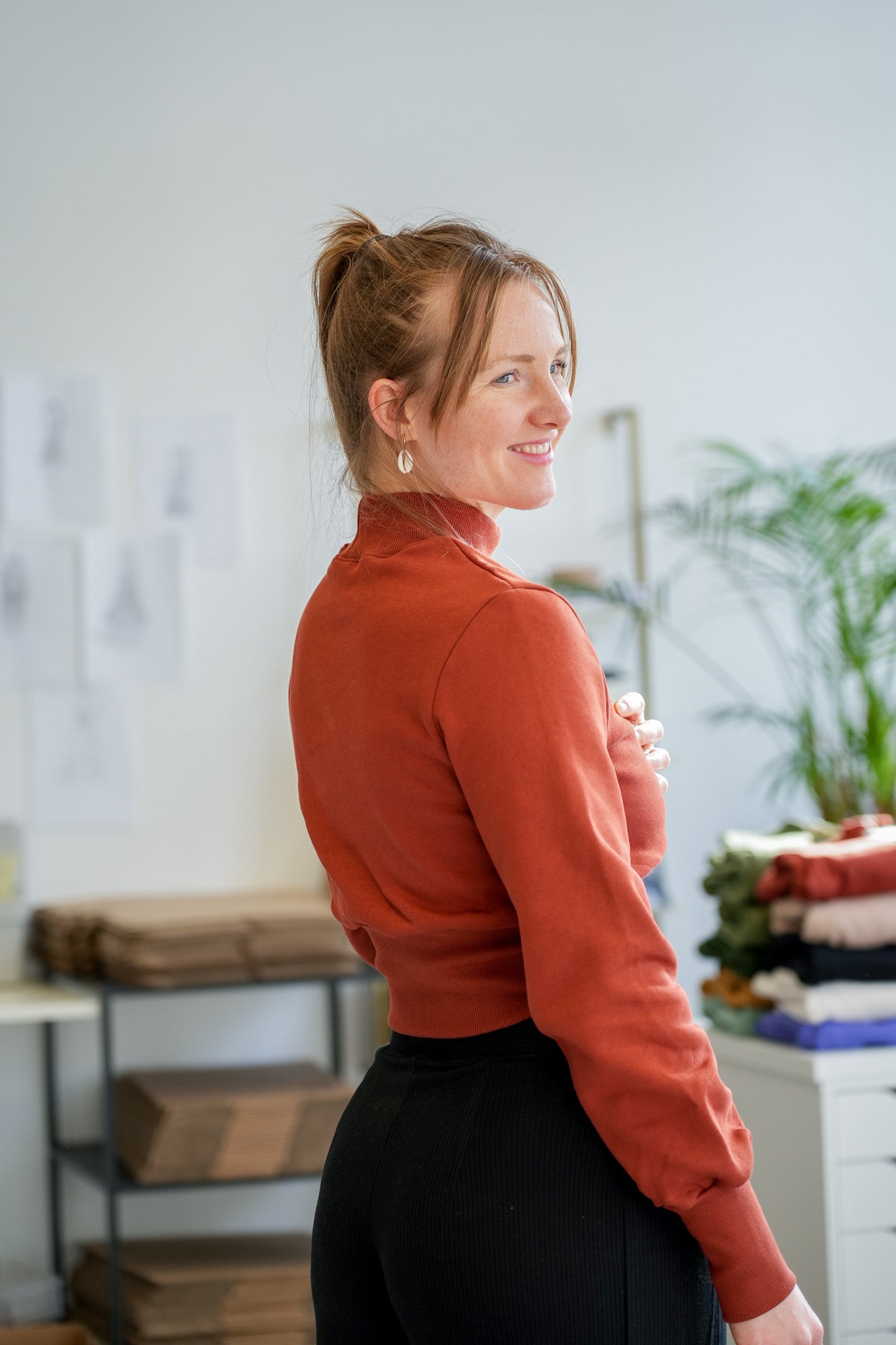 Fair produzierter Crop Sweater in Rotbraun