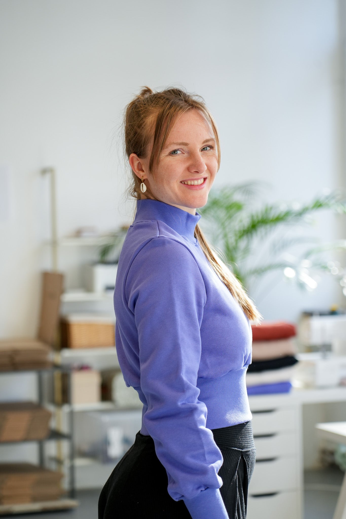 Moderner Rollkragenpullover in starkem Blauton