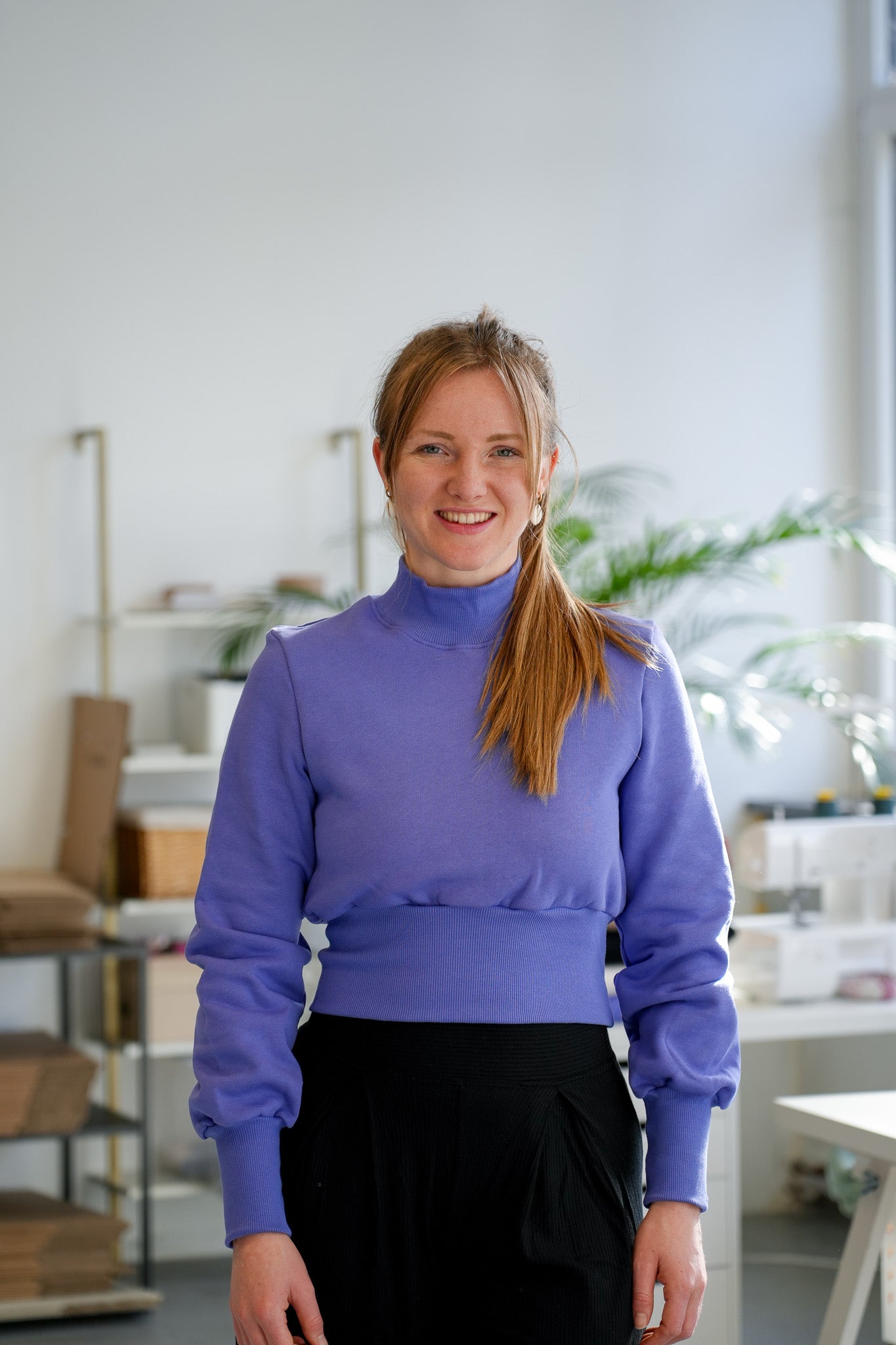 Fair produzierter Crop Sweater in Violet Blue