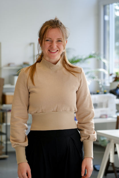 Kurzer Winterpullover in hellem Beige mit breiten Bündchen