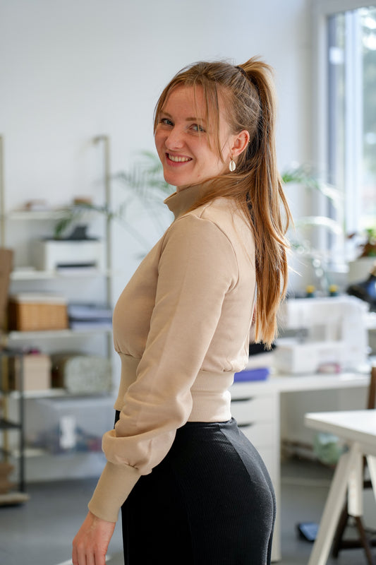 Nachhaltiger Damenpulli in Dune aus Bio-Baumwolle